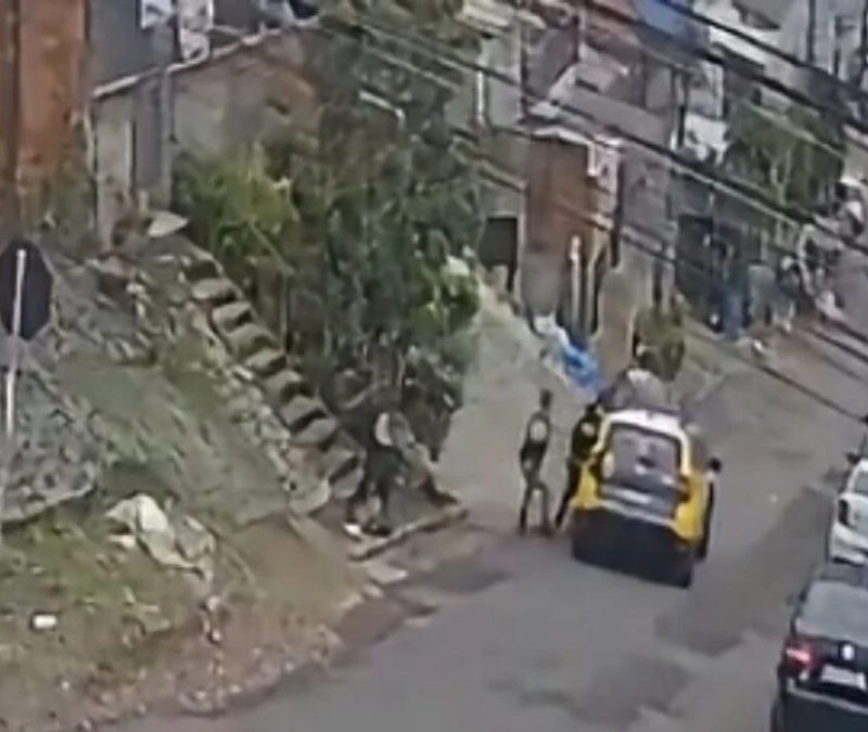 Viatura da PM desce ladeira desgovernada durante abordagem em Curitiba