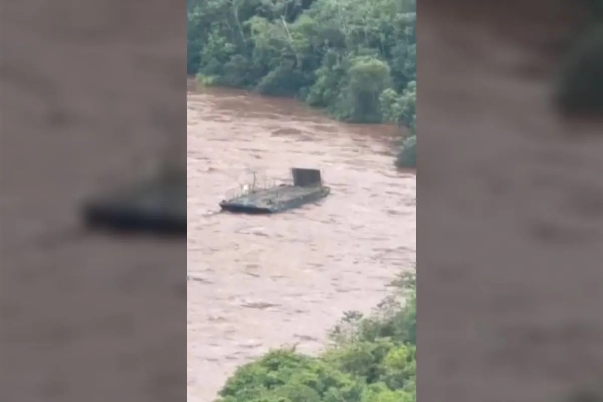 Balsa desgovernada após cabos se romperem em rio no Paraná