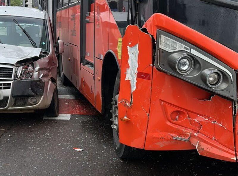 Idoso de 86 anos bate carro em Ligeirão após invadir canaleta em Curitiba