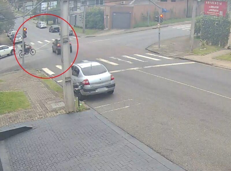 Motociclista fica em estado grave após colisão em Curitiba