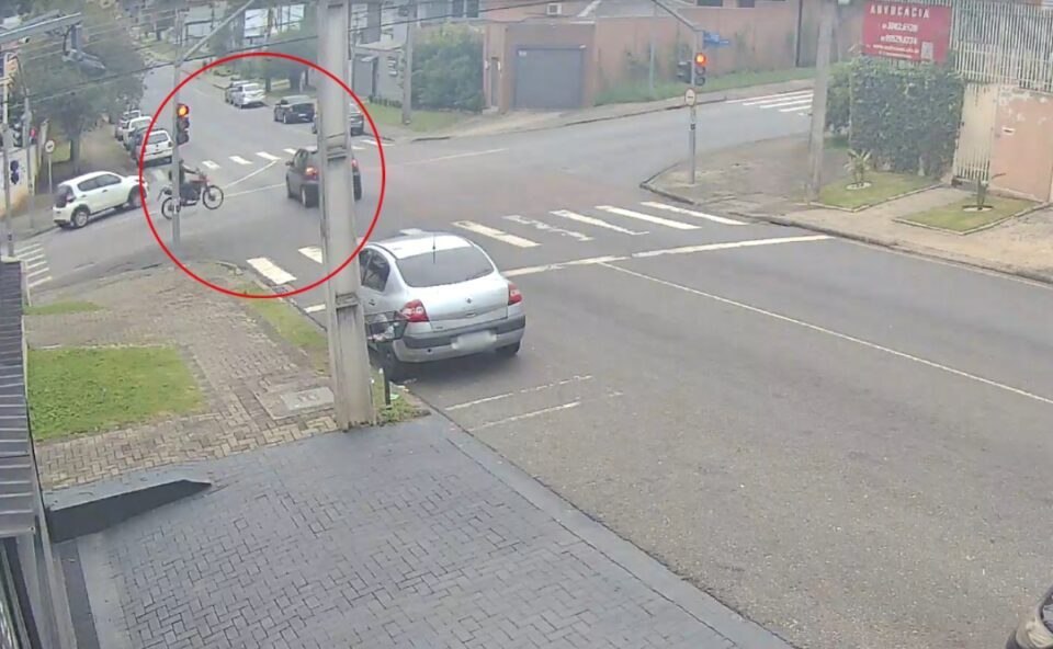 Vídeo! Motociclista é socorrida em estado gravíssimo ao bater em carro que furou sinal em Curitiba