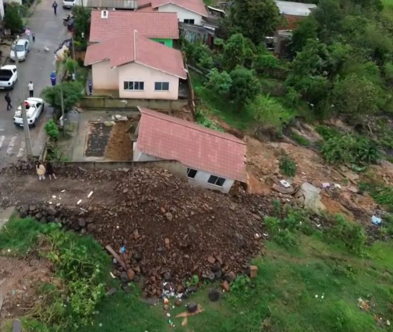 Casa inteira desliza em barranco no Paraná após forte temporal