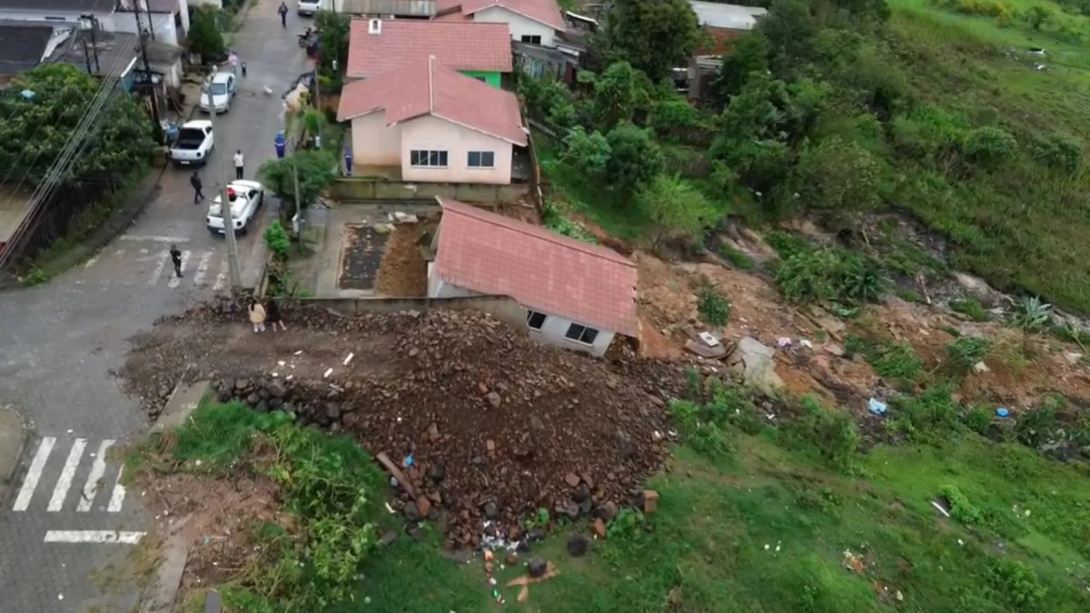 Vídeos mostram casa inteira deslizando em barranco que cedeu com chuvas no Paraná, e como ficou o imóvel; VEJA