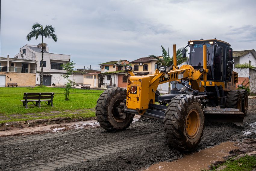 Vila Paranaguá recebe preparação de ruas para pavimentação e terá praça revitalizada