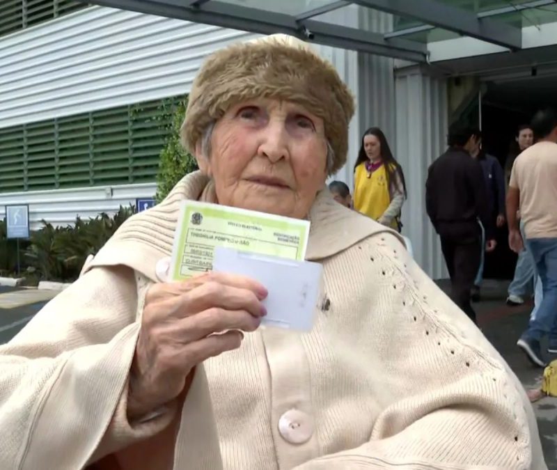 Eleitora de 105 anos vota no Paraná e emociona no segundo turno